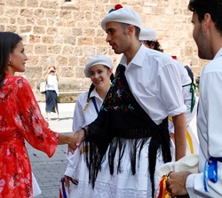 Su Majestad la Reina saludó a los integrantes de la Asociación Cultural Emilianenses